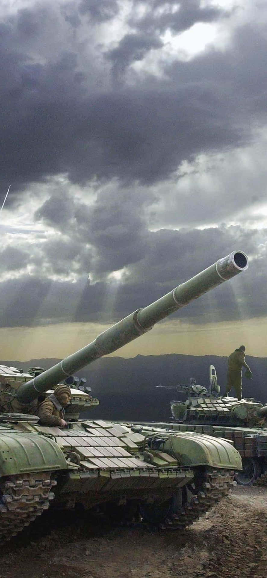 軍用坦克和士兵在暴風雨天空下，伴隨著陽光。