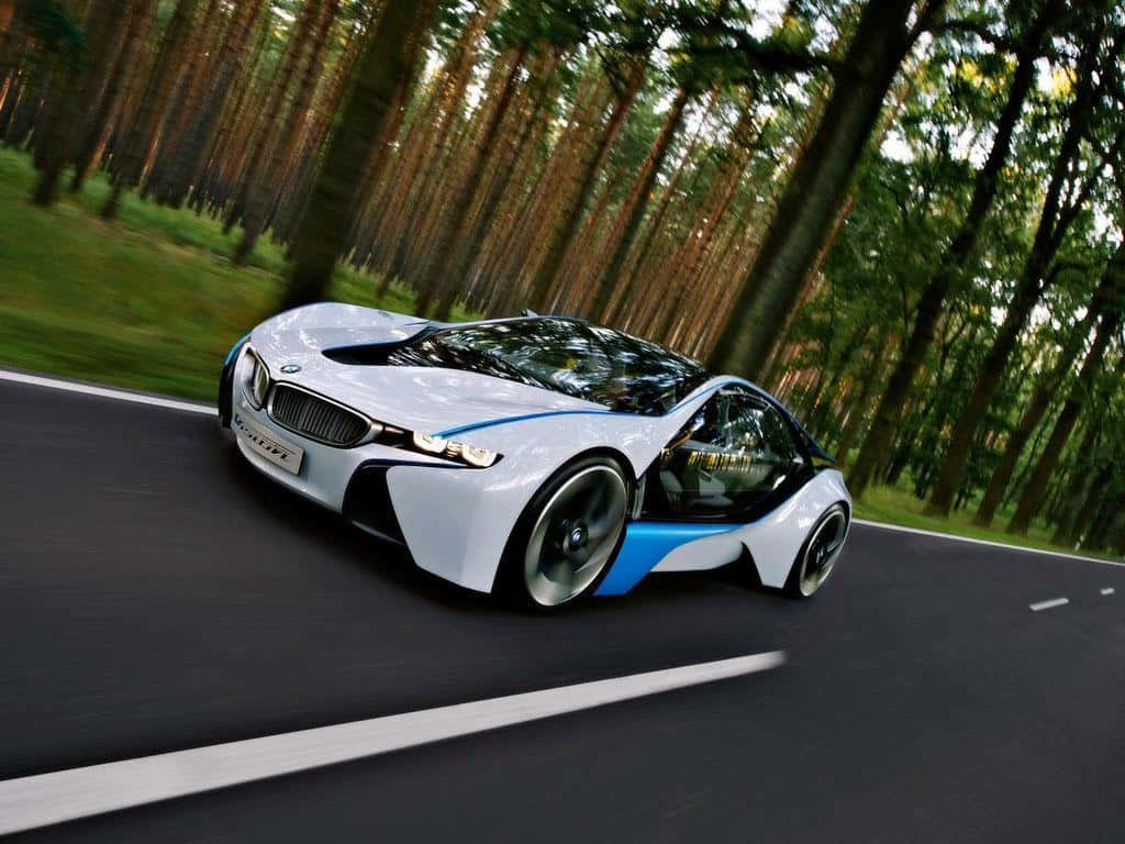 白色和藍色BMW i8概念車在森林中疾馳。