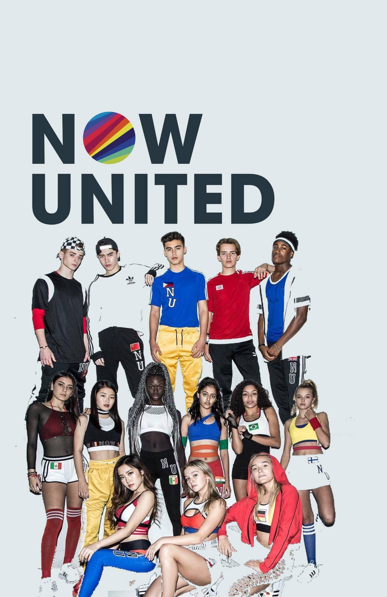 一群穿著品牌服裝的年輕表演者為 NOW UNITED 擺姿勢。