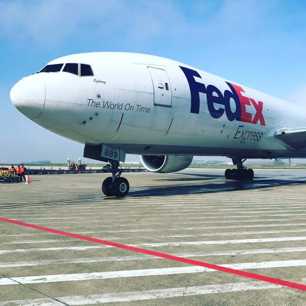 聯邦快遞貨機在機場停機坪上，有地勤人員