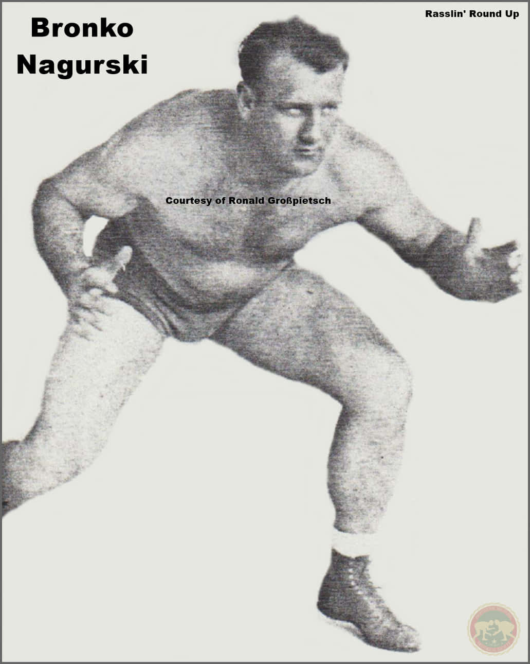 全美級職業摔角手布朗科·納古爾斯基 壁紙 — 摔角手 Bronko Nagurski 以強力蹲伏姿勢的黑白復古照片。