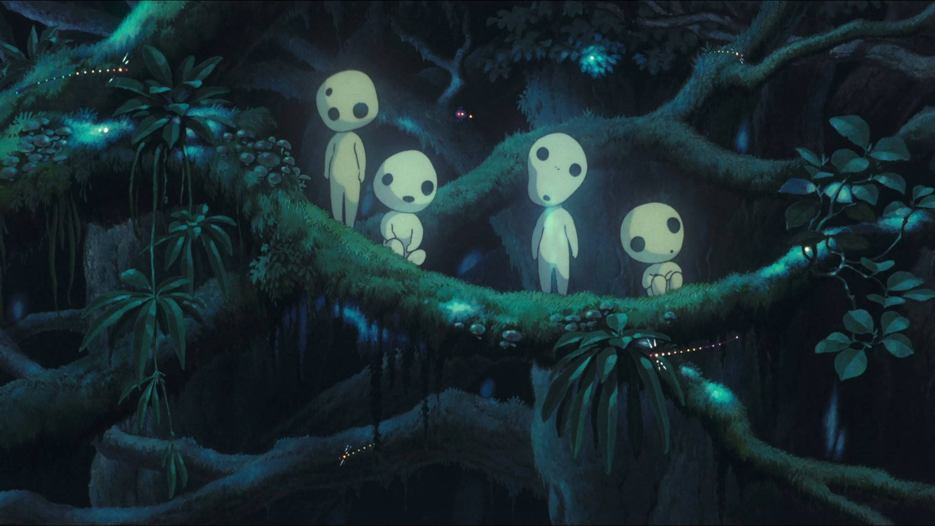 全螢幕高清 kodama 精靈之境 壁紙 — 四個發光的白色靈魂棲息在長滿苔蘚的樹枝上，身處一個由生物發光植物照亮的黑暗魔法森林中。