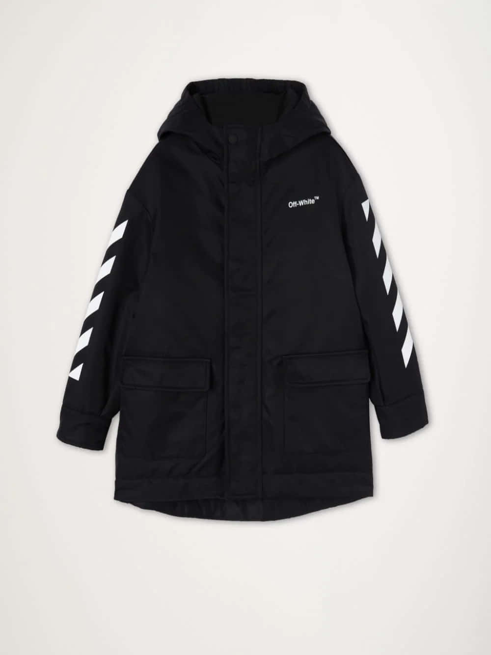 黑色 Off-White 外套，袖子上有白色人字形條紋。