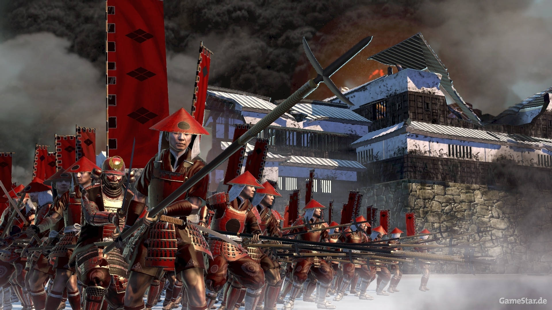 《全面戰爭：幕府2》武士軍隊 壁紙 — 身穿紅色盔甲的武士戰士列隊行進在白雪覆蓋的戰場上，燃燒的木結構和黑煙瀰漫。