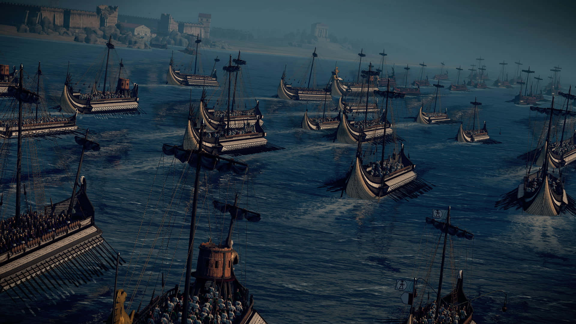 《全面戰爭：羅馬2》震撼視覺 壁紙 — 一支龐大的古代戰艦艦隊在波濤洶湧的海上航行，朝著陰沉天空下遙遠的沿海城市前進。