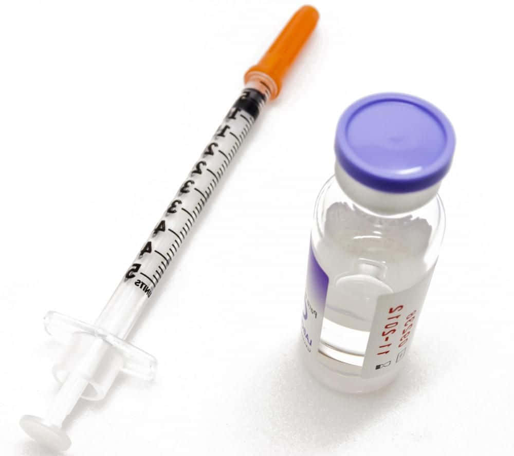 白色背景上的醫療小瓶和注射器