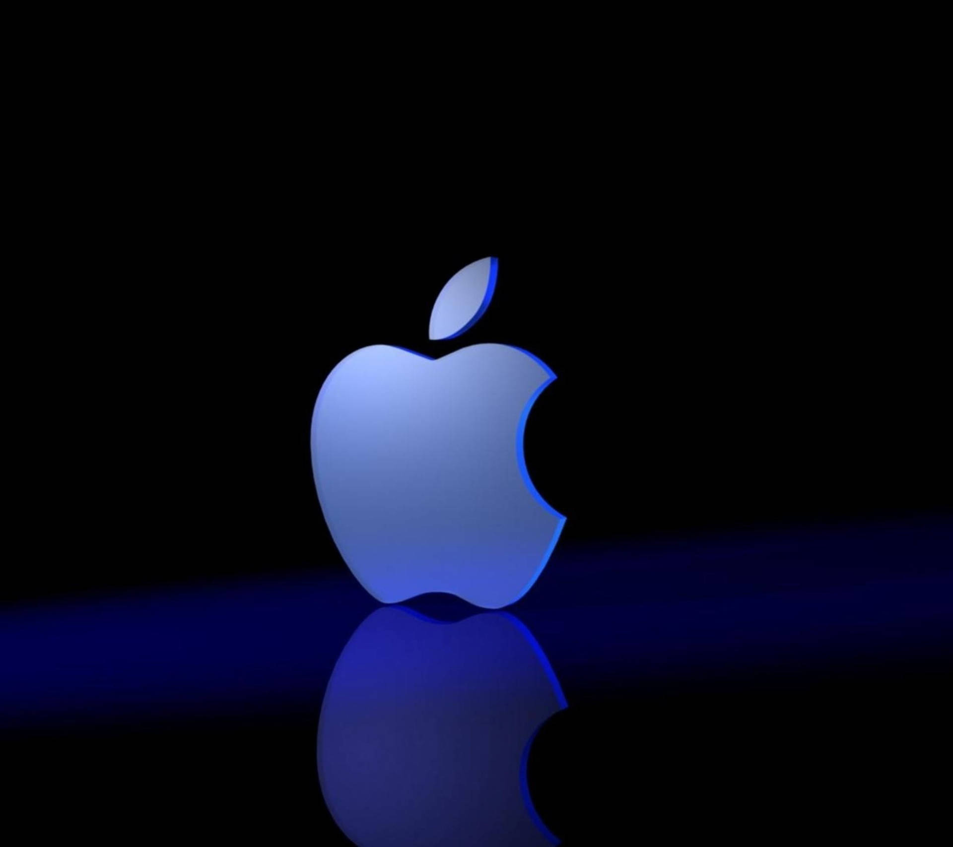 在黑暗表面上反射的發光藍色Apple標誌。