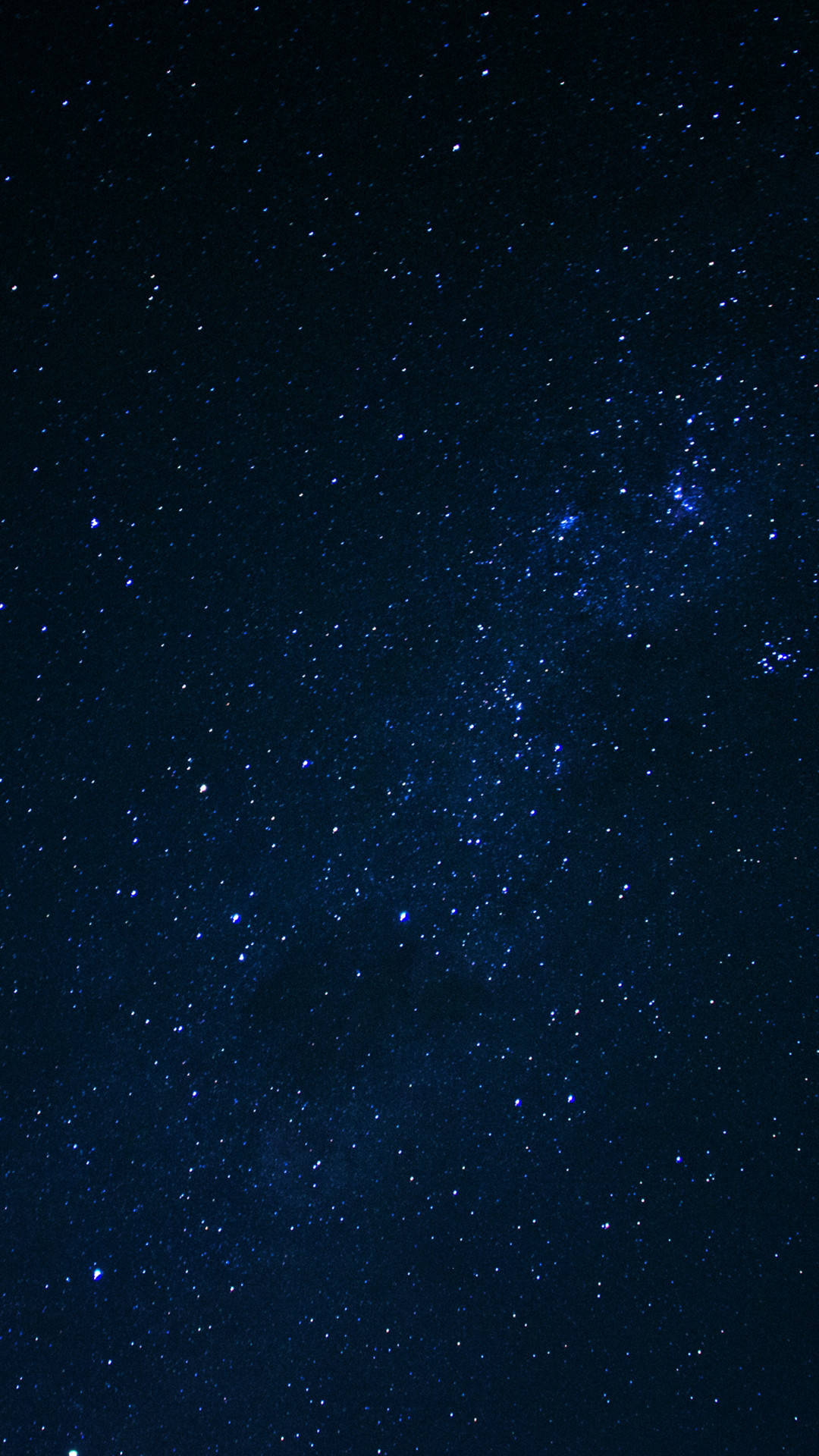 星空夜空，銀河在深藍色中發光。