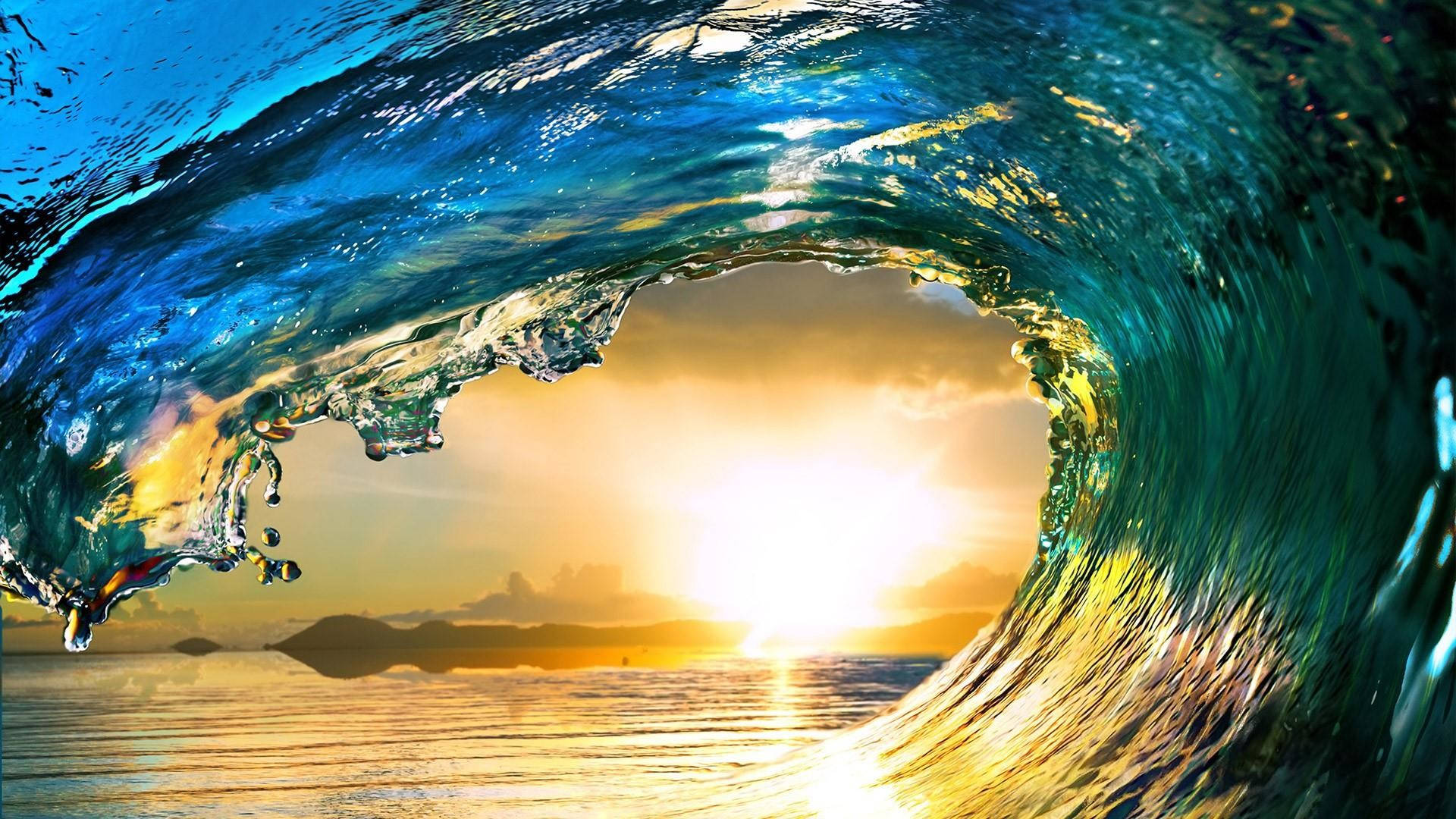 海水隧道框住海面上閃耀的日落。