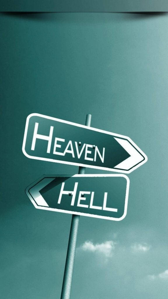 一個帶有箭頭的路標，在藍綠色天空下指向天堂和地獄。