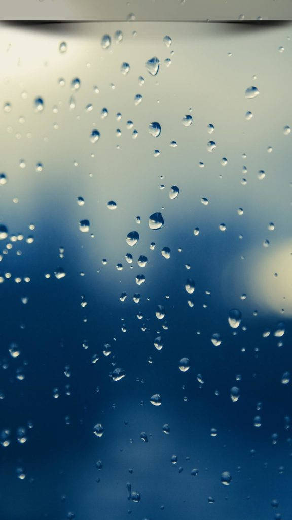 玻璃上的雨滴，背景為藍天