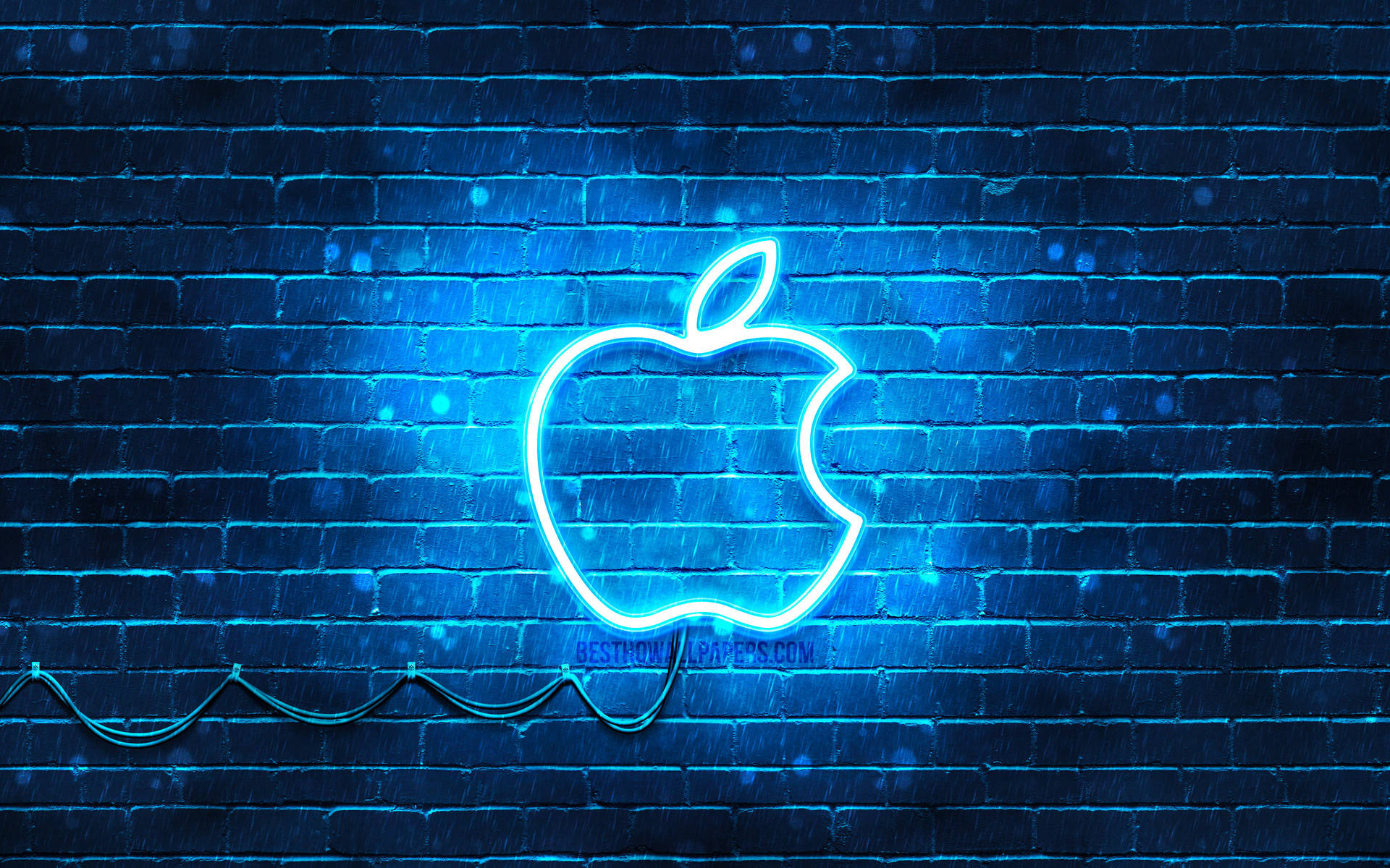 霓虹燈Apple標誌在雨夜的磚牆上發光。