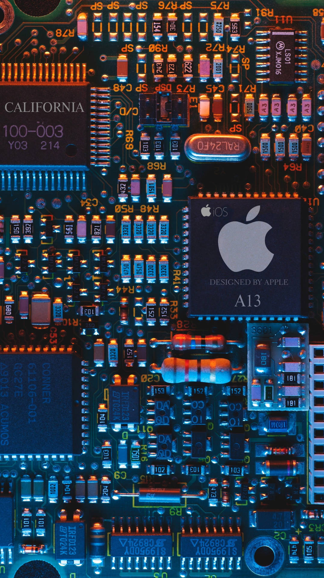 近距離拍攝發光電路板上的 Apple A13 晶片。