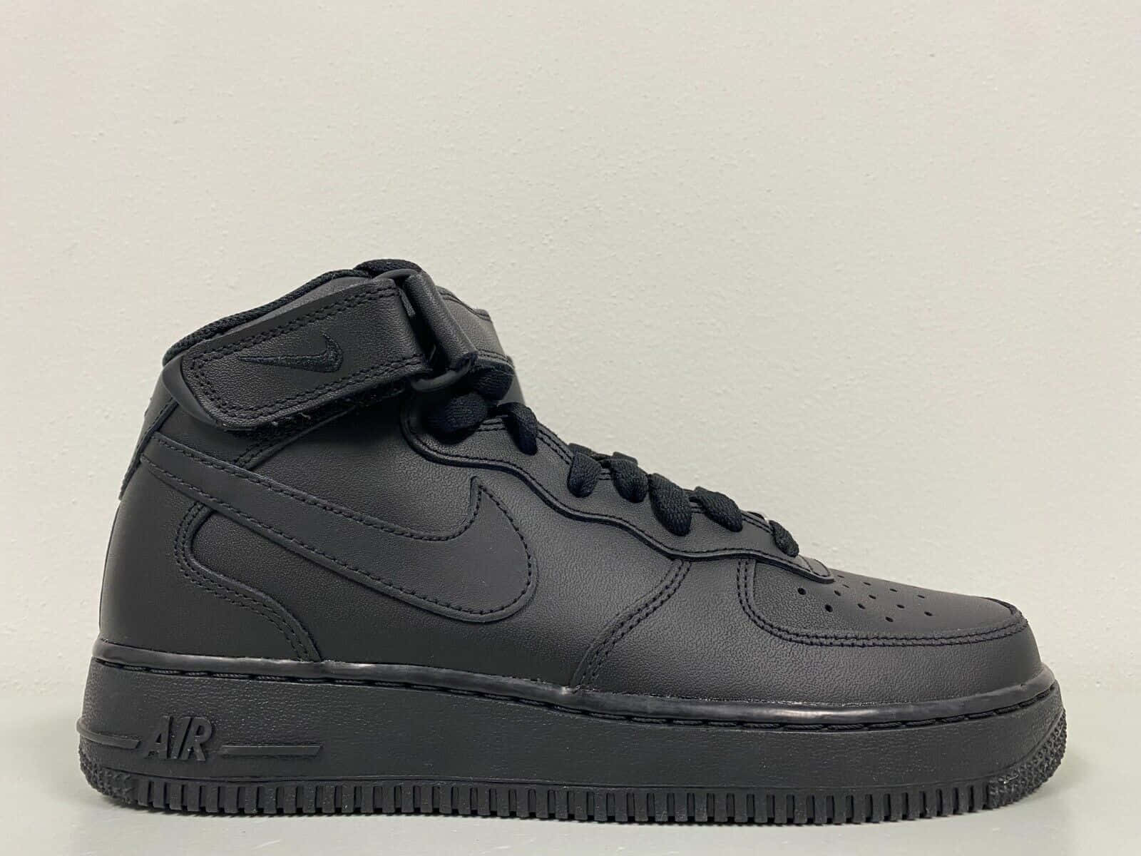 帶魔術貼帶的黑色Nike Air Force 1高筒運動鞋。