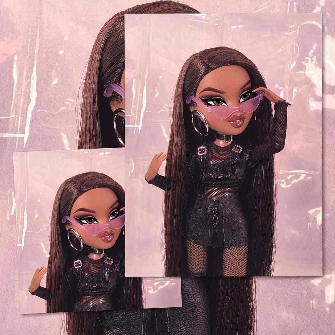 穿著黑色網狀服裝和粉紅色太陽眼鏡的 Bratz 公仔，在粉紅色塑膠背景上。 — Bratz風格 壁紙