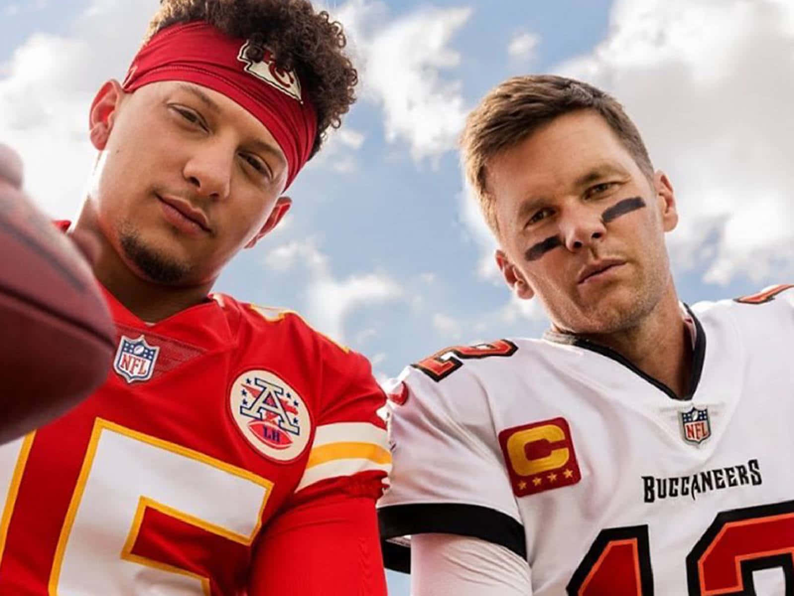 Madden NFL 22 桌布 壁紙 — 兩位NFL四分衛穿著球隊球衣，在明亮的陰天背景下自信地擺姿勢，手中拿著橄欖球。