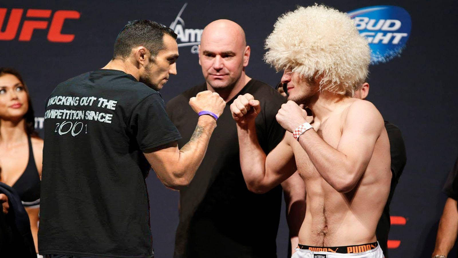 UFC 桌布 壁紙 — 兩位UFC拳手在明亮的場館燈光下，在裁判之間進行緊張的賽前對峙。