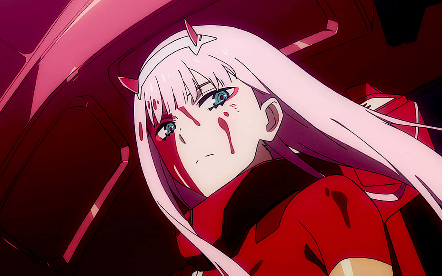 兩位不尋常的英雄，Hiro 與 Zero Two，在《Darling in the Franxx》中飛向危險 壁紙 — 一個哭泣的動漫女孩，粉紅色頭髮和紅色眼淚，坐在紅色駕駛艙內，臉上沾滿血跡。
