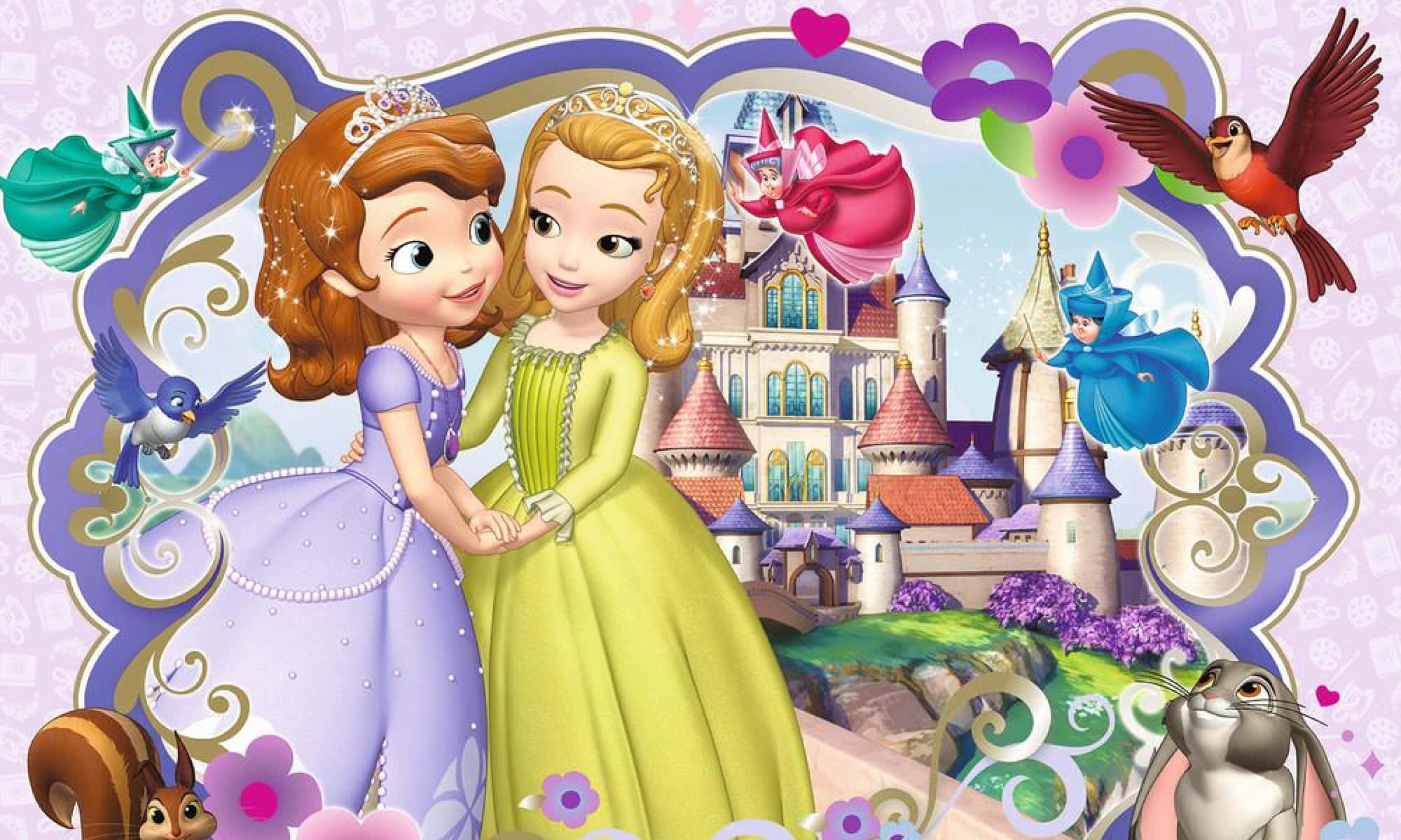 Sofia The First 桌布 壁紙 — 兩位公主穿著色彩繽紛的禮服，在一個奇幻城堡前牽手，周圍有飄浮的仙女、鳥兒和花朵，構成充滿活力的卡通場景。