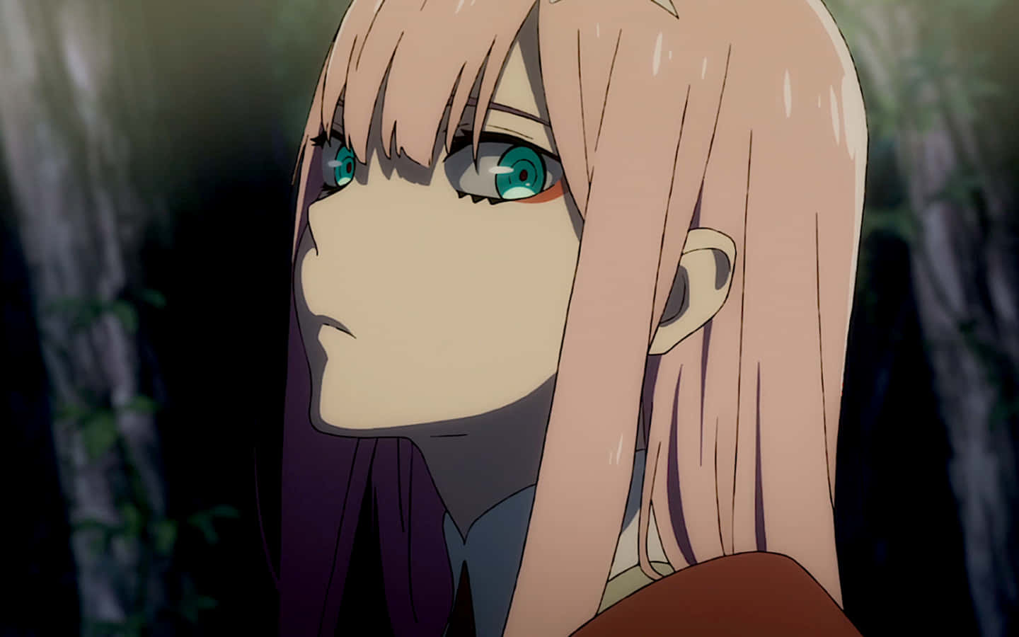 兩位勇敢飛行員準備駕駛 Franxx 壁紙 — 一個粉紅色頭髮、青綠色眼睛的動漫女孩在昏暗的森林中若有所思地凝視的特寫。