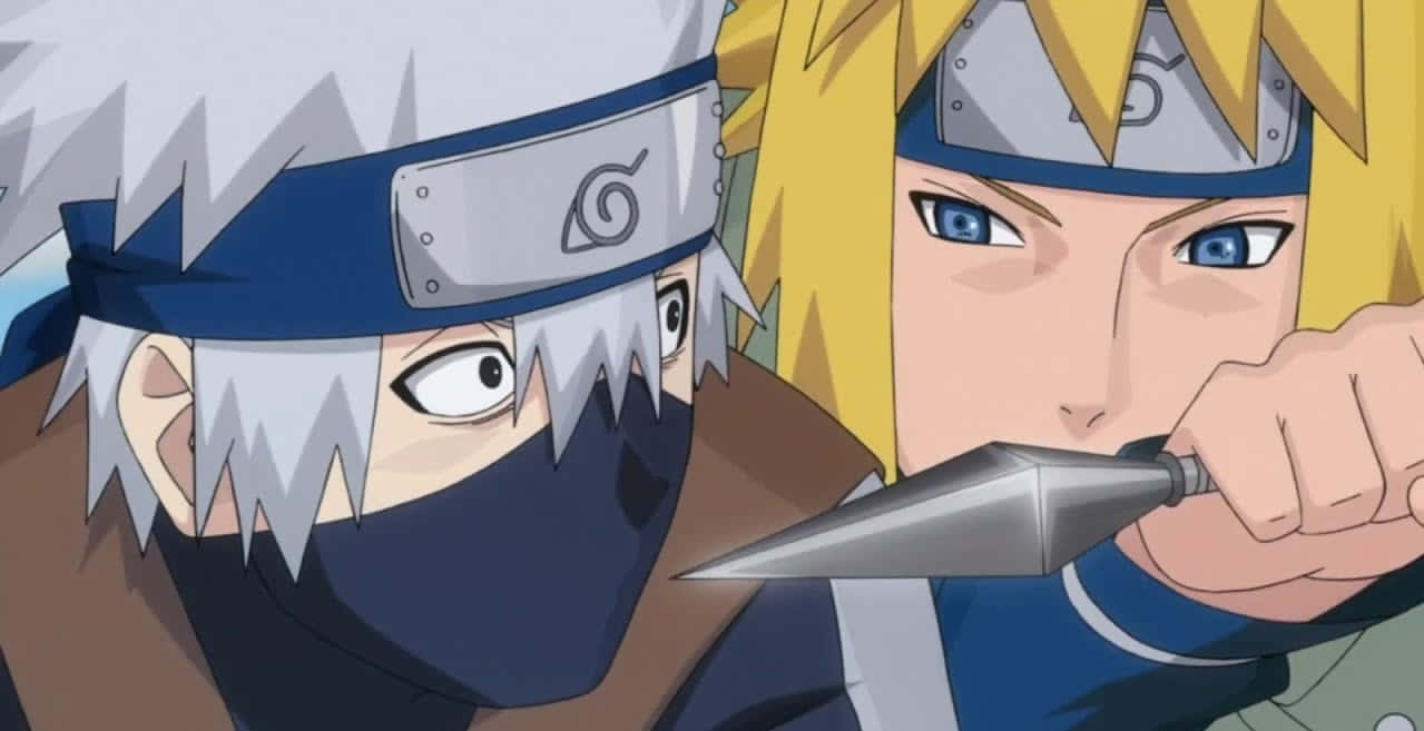 Kakashi And Minato 桌布 壁紙 — 兩位動漫忍者戰士激烈對峙，一位戴面具白髮，另一位金髮手持苦無刀。