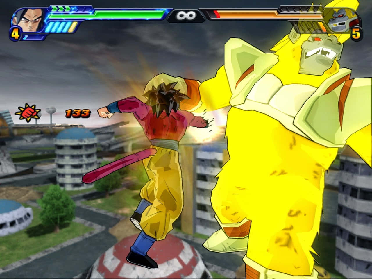 Dragon Ball Z Games 桌布 壁紙 — 兩位動漫戰士在充滿活力的城市競技場中碰撞，伴隨著發光的能量效果和頭頂上的生命條。