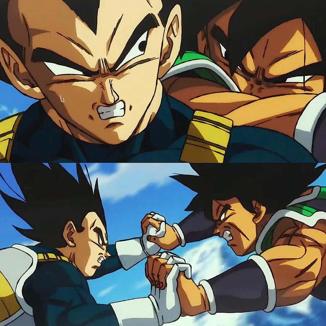 Vegeta And Broly 桌布 壁紙 — 兩位動漫戰士在明亮的藍天下進行激烈的掰手腕比賽。