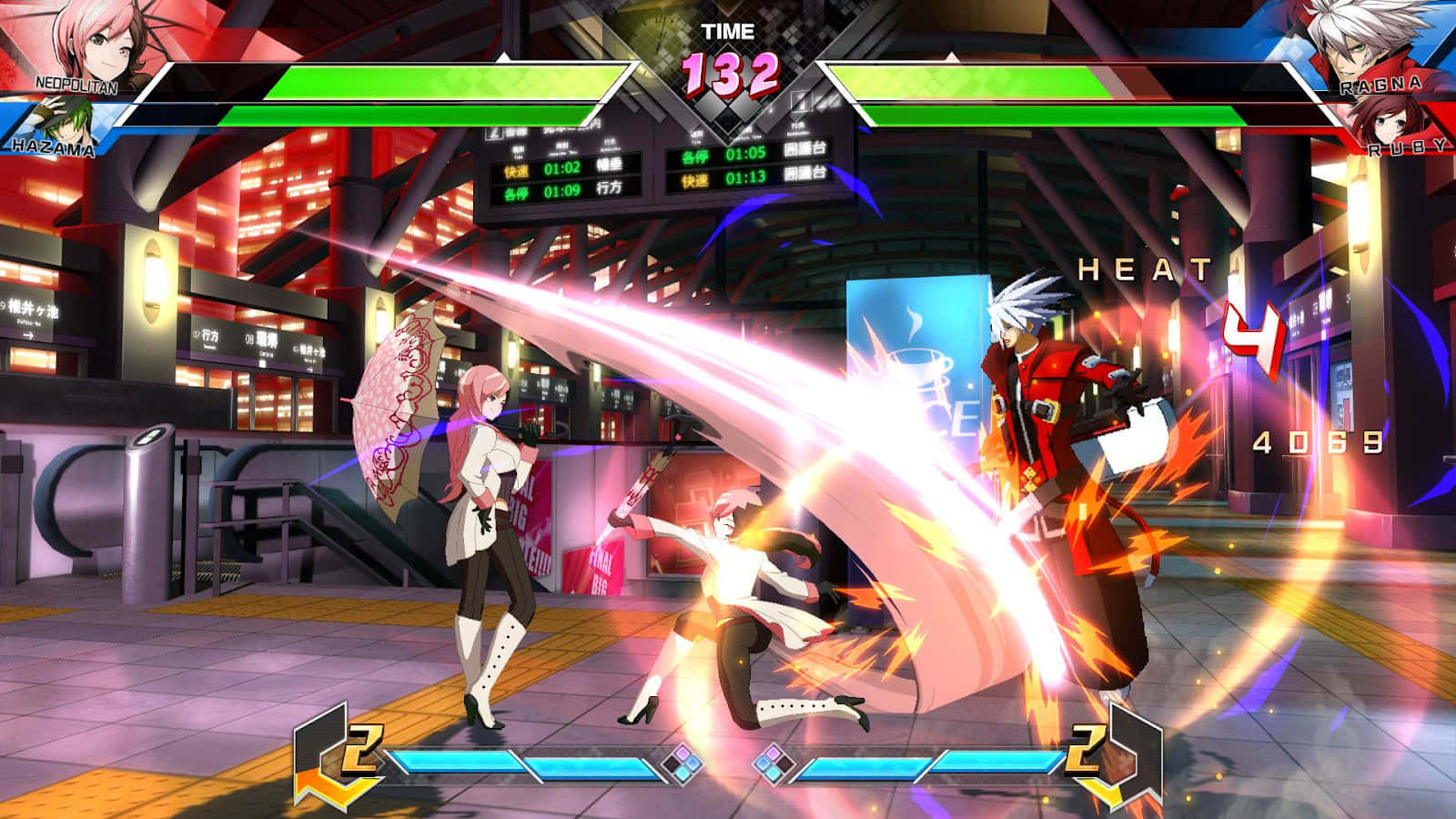 Fighting Games 桌布 壁紙 — 兩位動漫戰士在霓虹燈照亮嘅城市競技場中碰撞，伴隨著發光嘅能量光束同HUD元素。