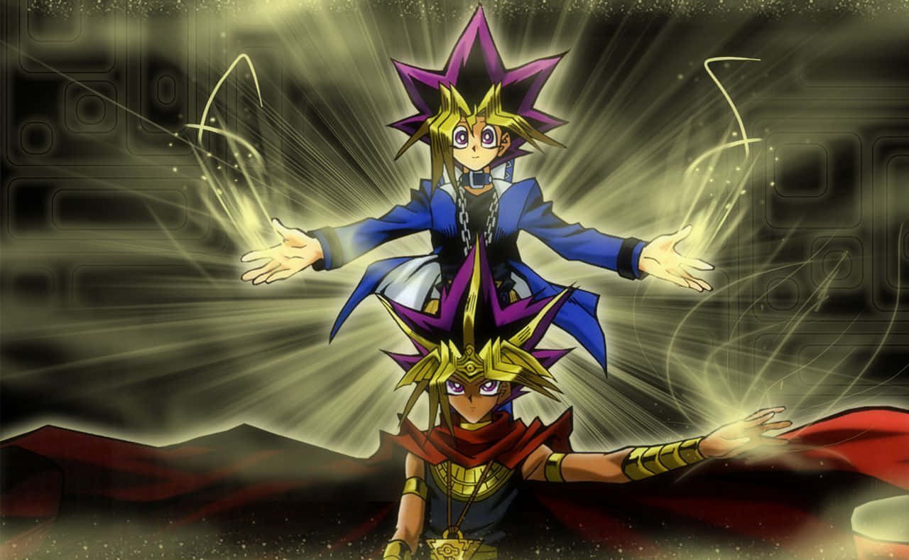 Yugi Muto 桌布 壁紙 — 兩位動漫決鬥者，擁有尖刺頭髮和發光的能量光束，在黑暗圖案背景前散發力量。