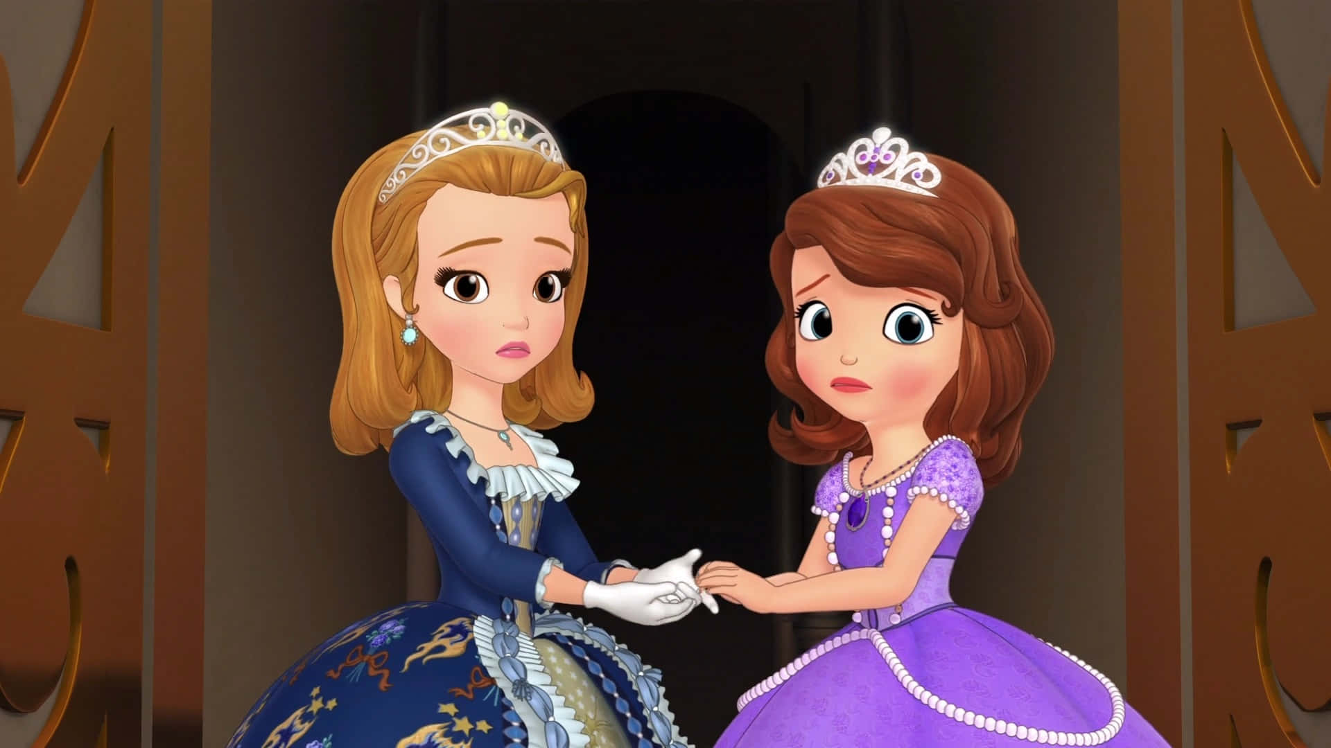 Sofia The First 桌布 壁紙 — 兩位動畫公主穿著皇家禮服，在溫暖燈光的城堡走廊中，於華麗木門前牽手。