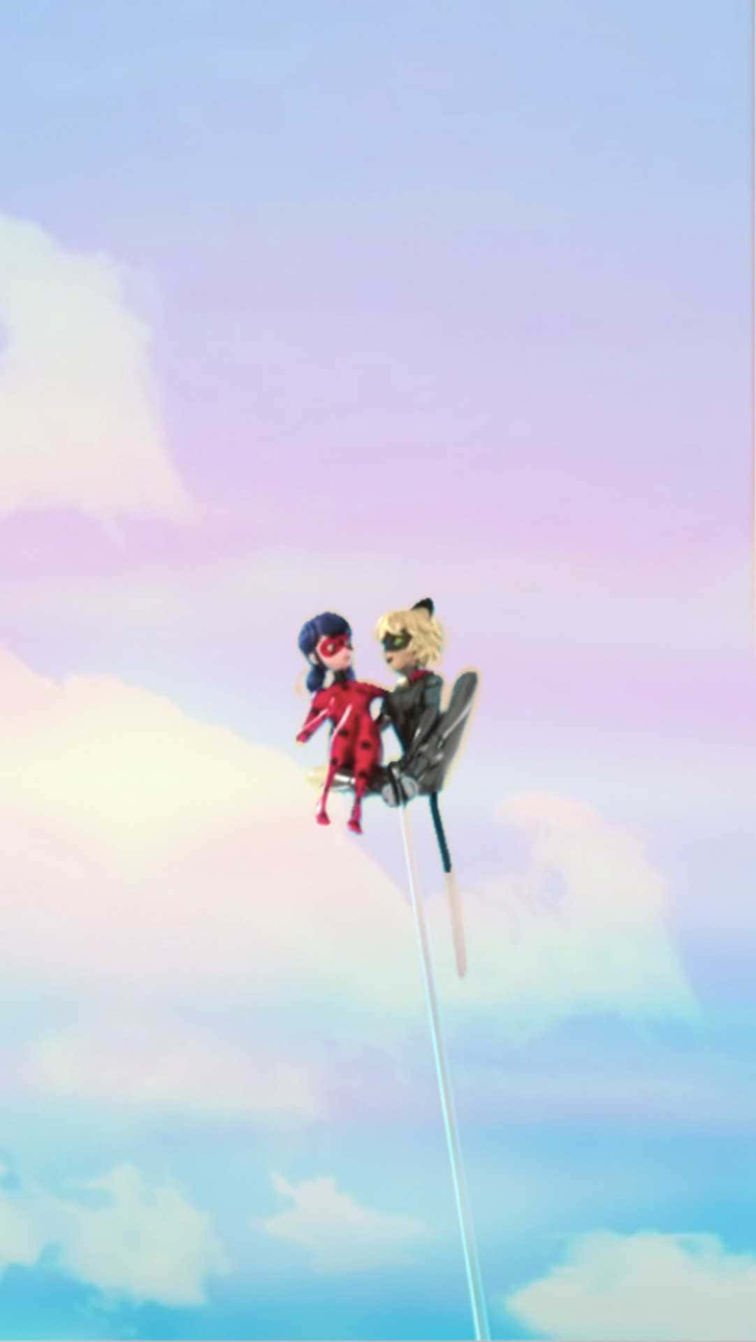 Marinette 桌布 壁紙 — 兩位動畫英雄身穿超級英雄服裝，乘坐時尚噴射背包在柔和雲朵襯托下翱翔於粉彩天空。