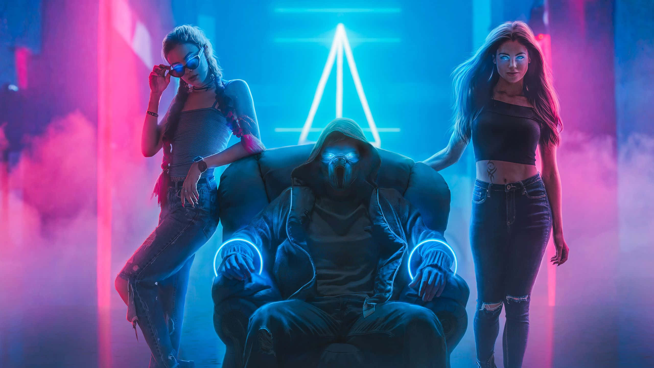 壞男孩 桌布 壁紙 — 兩位女性夾著一個戴帽子的身影，在煙霧彌漫的 cyberpunk 休息室中散發著霓虹藍光，周圍是粉紅色和藍色的色調。