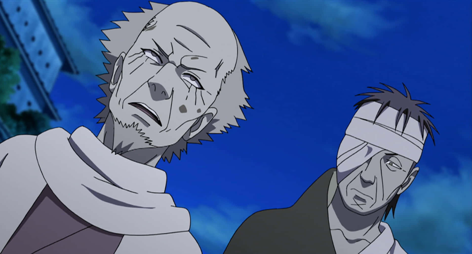 Danzo Shimura 桌布 壁紙 — 兩位年邁的動漫戰士，臉上纏著繃帶，站在深藍色的天空下，飽經風霜的面容上刻著陰沉的決心表情。
