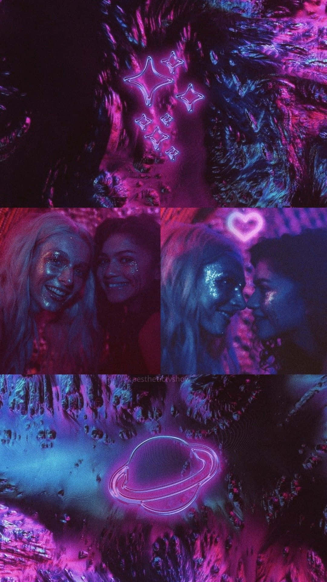 euphoria 桌布 壁紙 — 兩位微笑的女性，臉上閃閃發光，在霓虹粉紅和藍色燈光下，背景是發光的星星和一顆行星的宇宙背景。