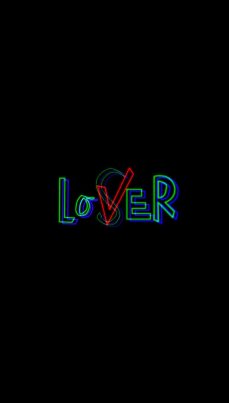 黑色背景上帶有心形 O 的霓虹發光文字「LOVER」。