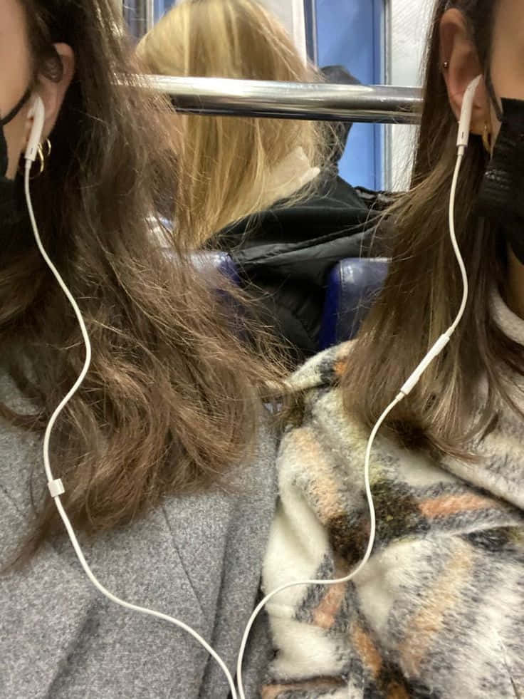 兩位戴著口罩的女性在火車上 壁紙