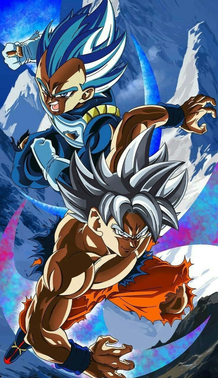 Vegeta And Goku 桌布 壁紙 — 兩位擁有尖刺頭髮的強大動漫戰士，在壯麗的宇宙天空下，於山巒背景中激烈碰撞。