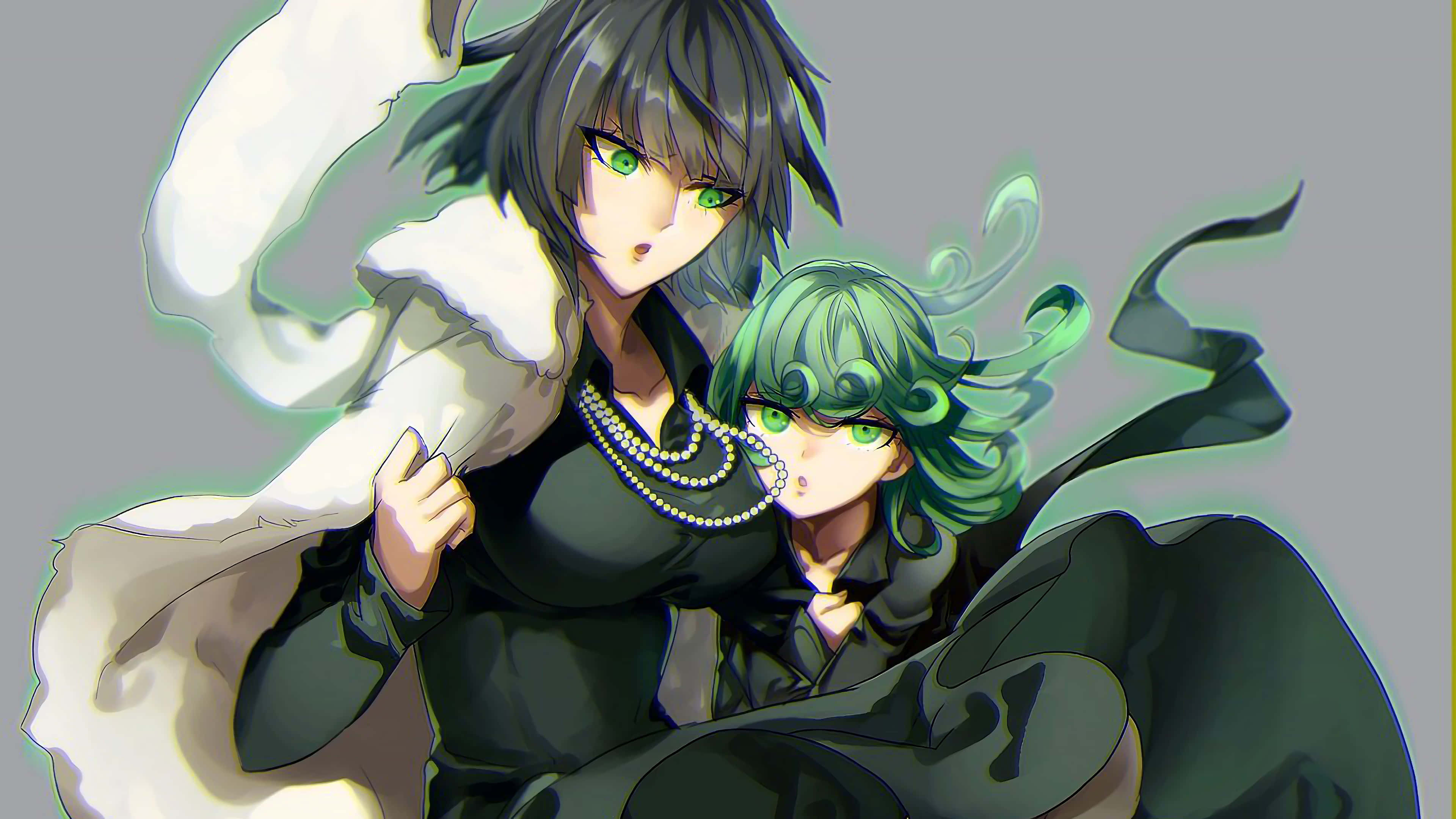 Tatsumaki 桌布 壁紙 — 兩位擁有綠色眼睛和深色頭髮的動漫女孩，在純灰色背景前，搭配流動的白色和綠色布料點綴，親密地擺出姿勢。