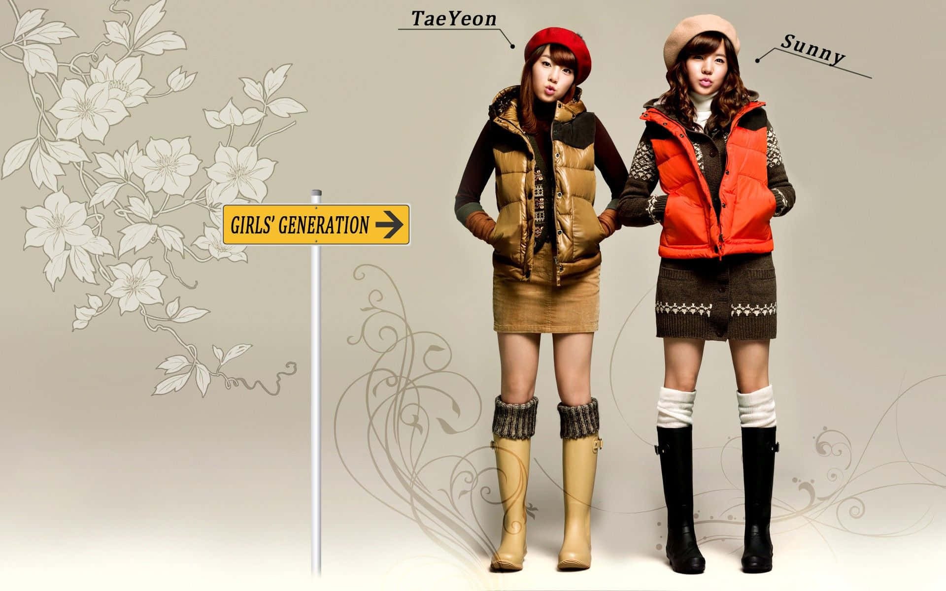Winter Fashion 桌布 壁紙 — 兩位時尚女性穿著秋季服裝，站在少女時代的標誌旁，背景是裝飾性花卉圖案。