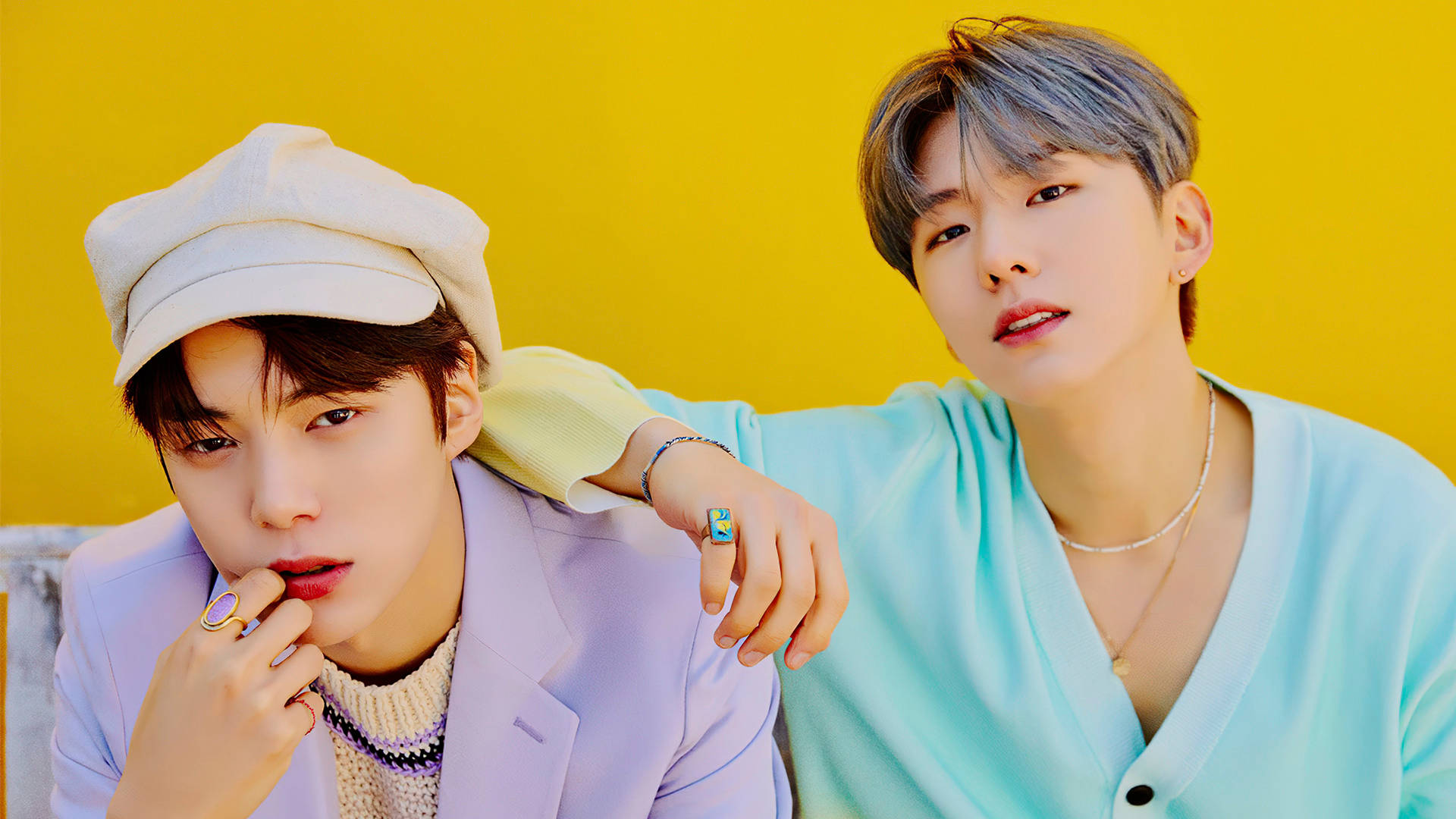 Monsta X Minhyuk Kihyun 壁紙 — 兩位時尚年輕男子在鮮黃色牆前緊密擺姿勢，一人戴白色帽子穿紫色西裝外套，另一人穿薄荷色襯衫將手臂搭在他肩上。
