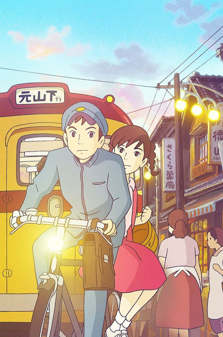 情侶在日落時分騎單車穿過日本街道，背景有火車。