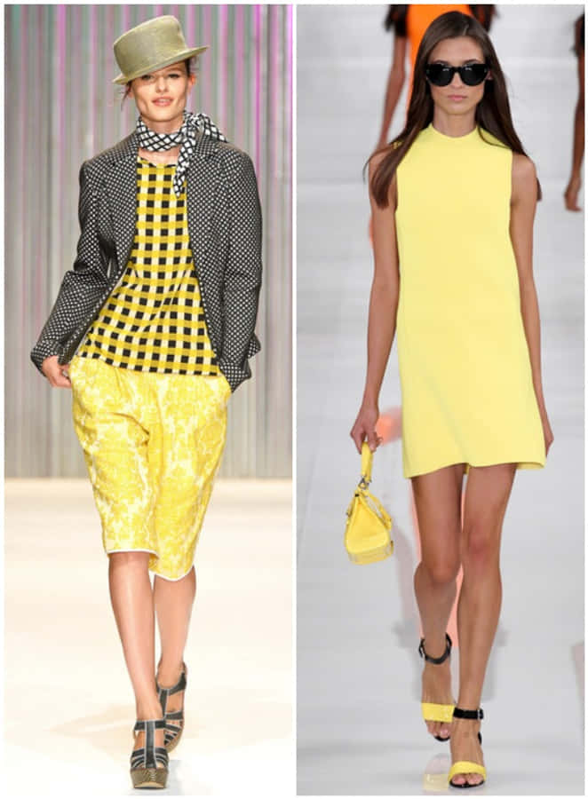 Yellow Fashion 桌布 壁紙 — 兩位模特兒自信地走在天橋上，展示大膽的黃色服裝，配搭太陽眼鏡和帽子。