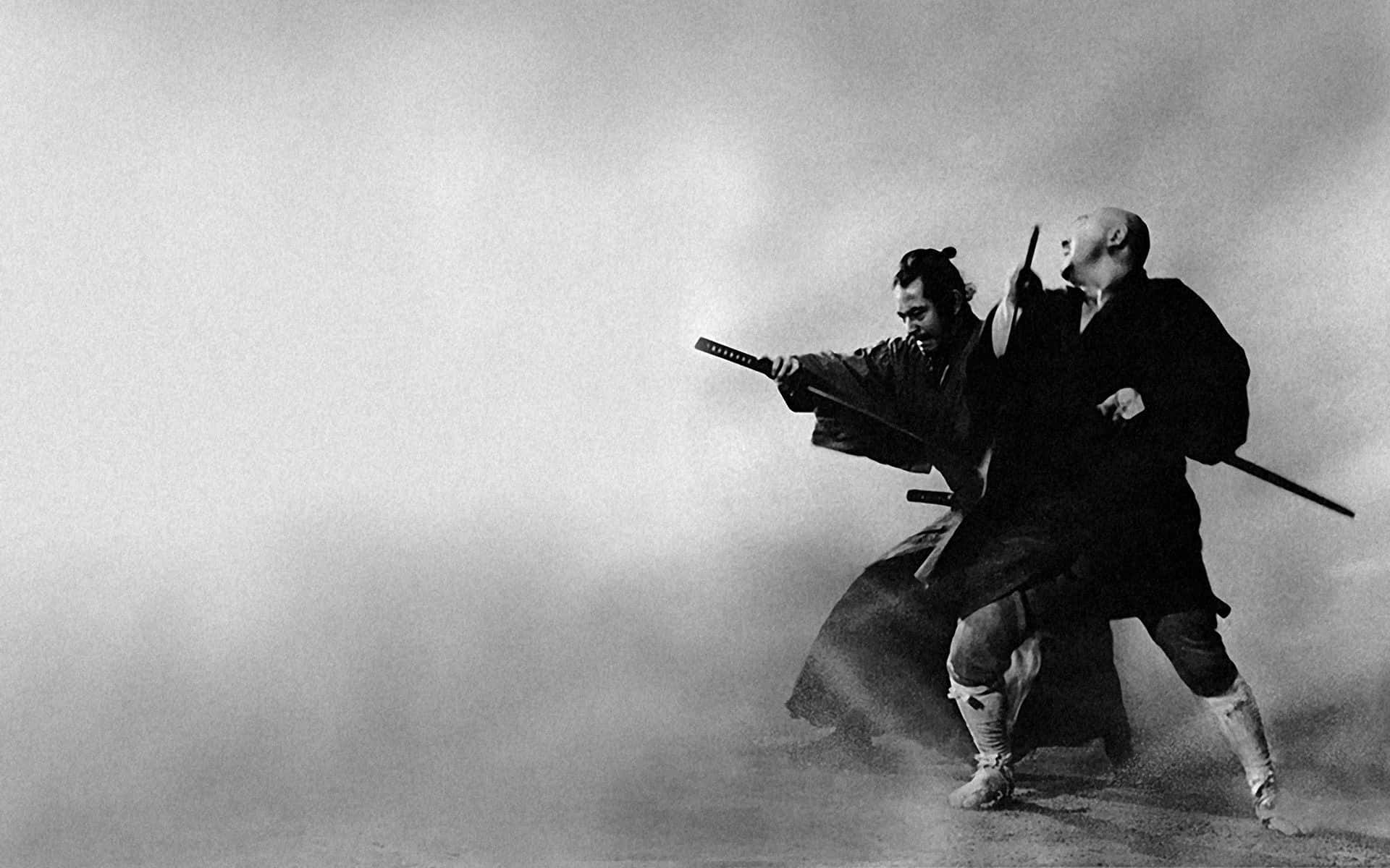Samurai Movies 桌布 壁紙 — 兩位武士在塵土飛揚的戰場上拔刀相向，表情激烈，形成一張戲劇性的黑白照片。
