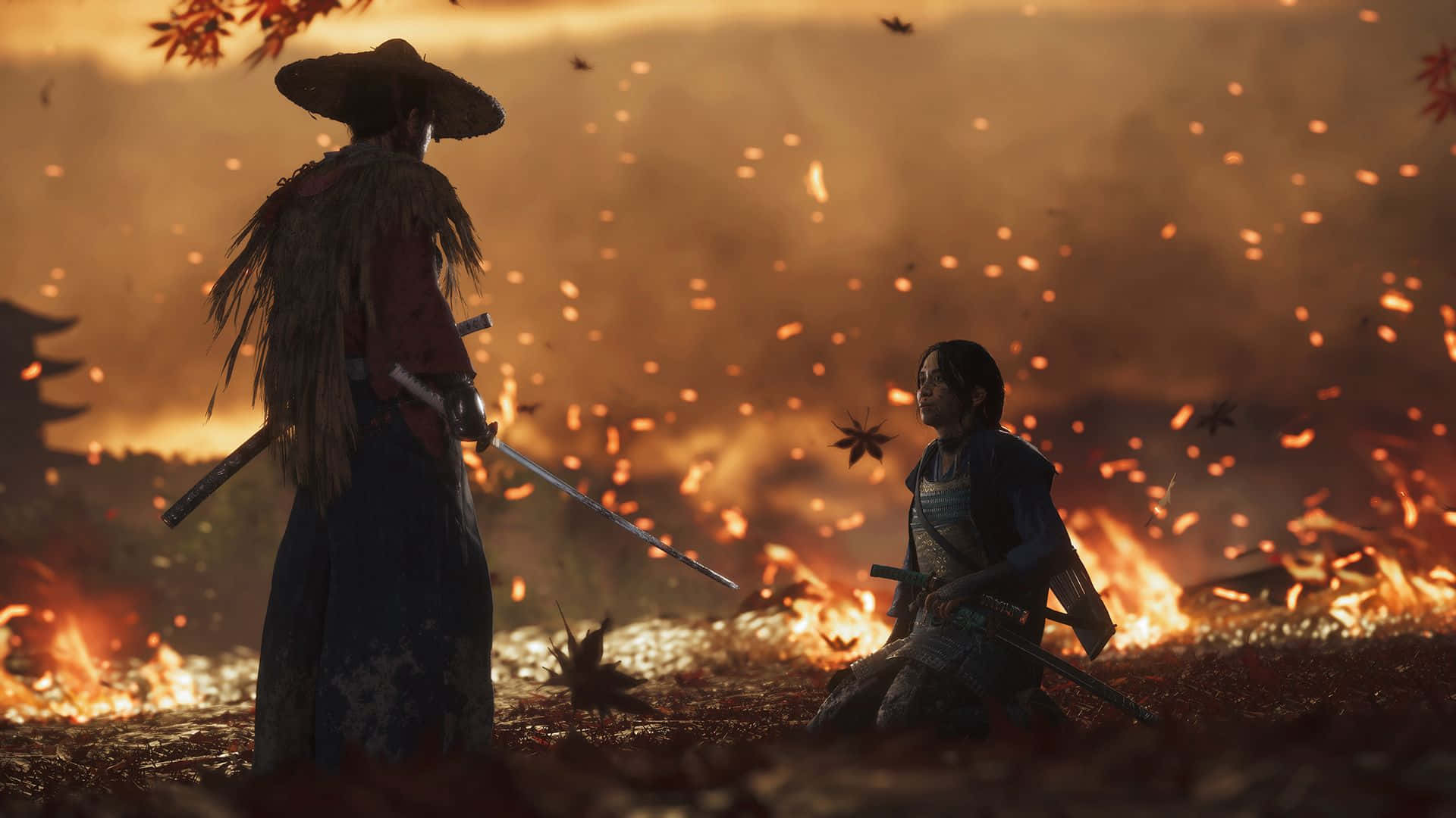 對馬戰鬼 桌布 壁紙 — 兩位武士在燃燒的戰場上對峙，夕陽輝映，楓葉飄落。
