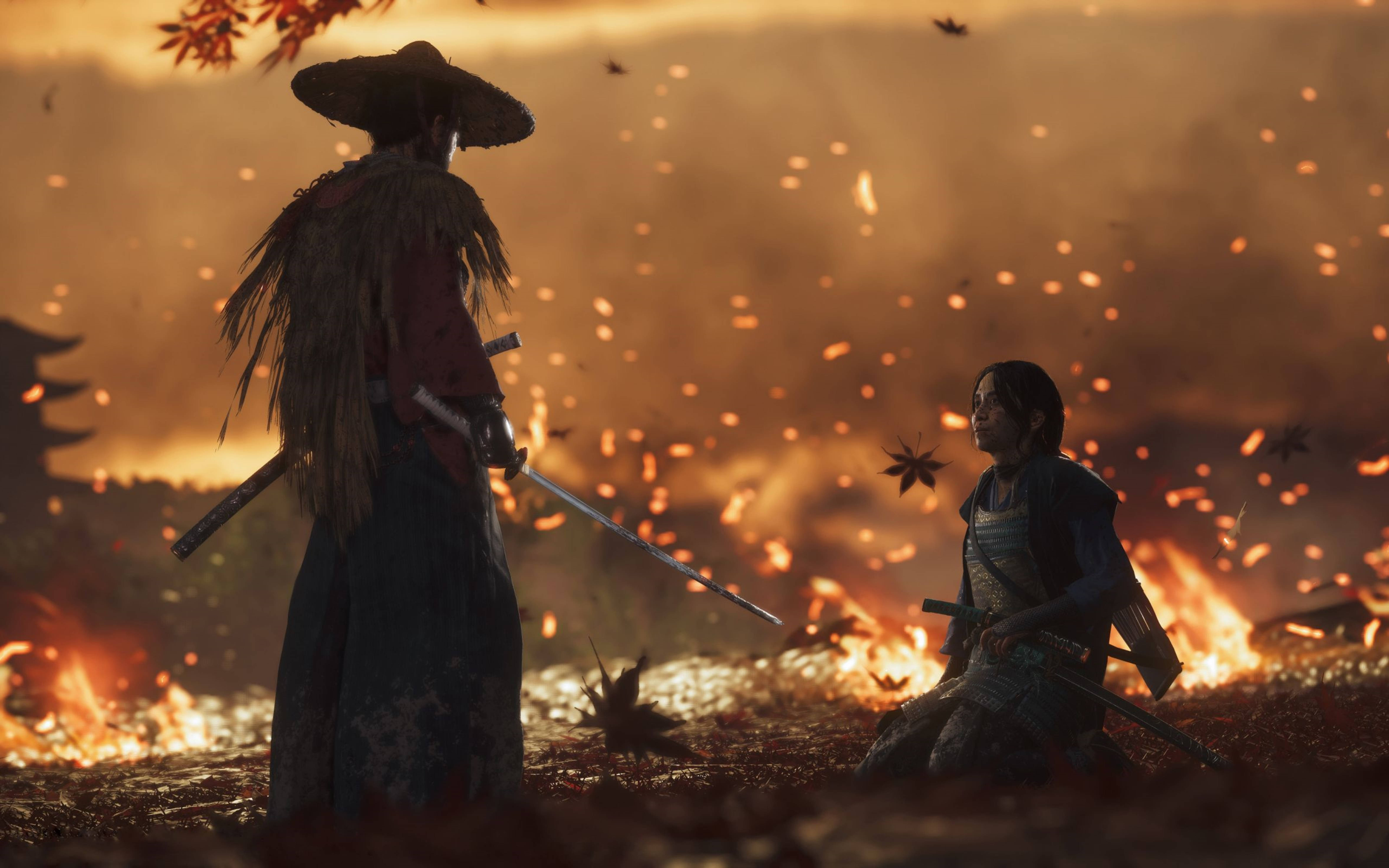 對馬戰鬼 桌布 壁紙 — 兩位武士戰士在火熱的戰場上對峙，夕陽輝映，楓葉飄落。