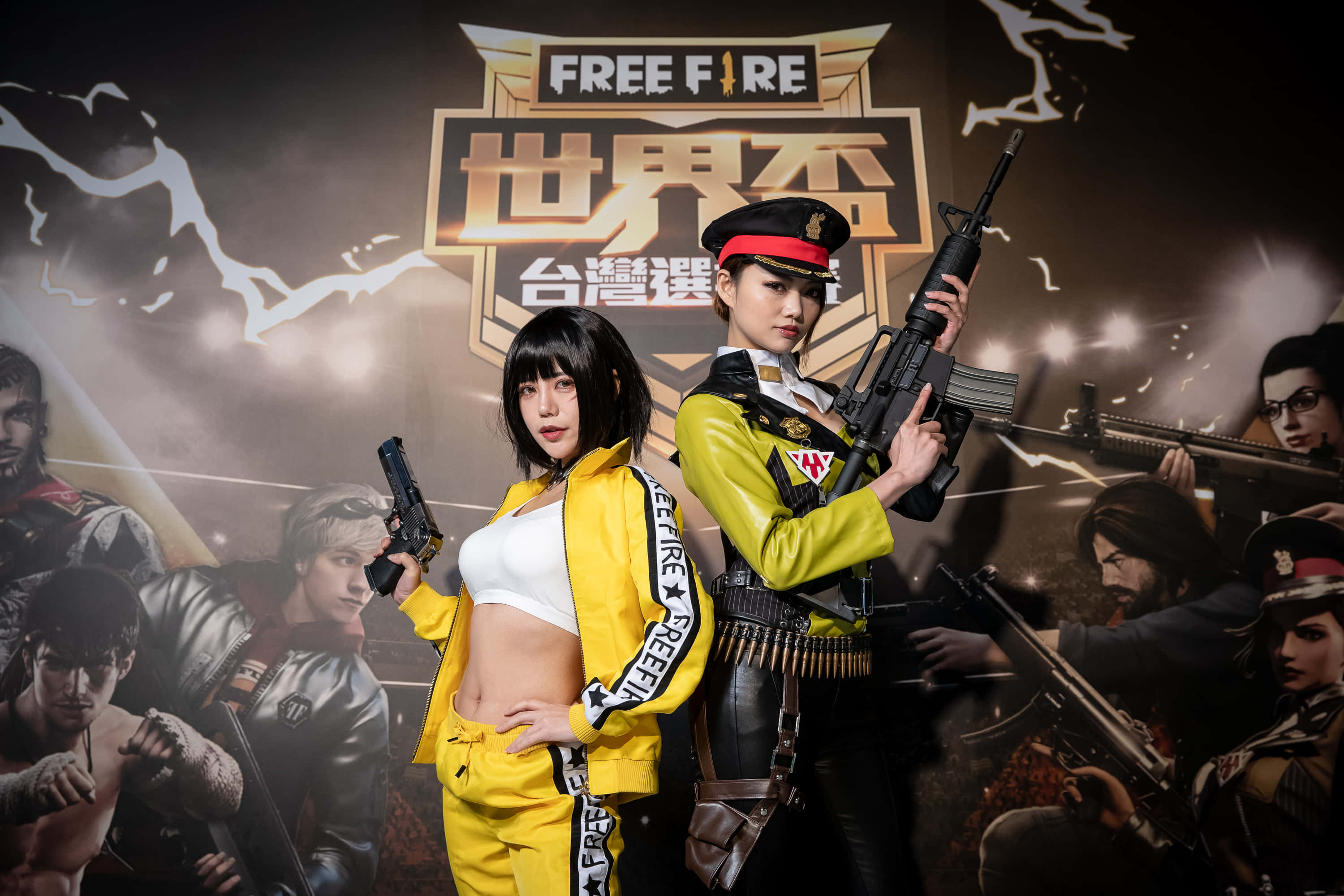 Garena Free Fire Cosplay 壁紙 — 兩位穿著鮮黃色服裝的角色扮演者在閃電和遊戲角色背景的Free Fire錦標賽背景下，手持槍械擺姿勢。