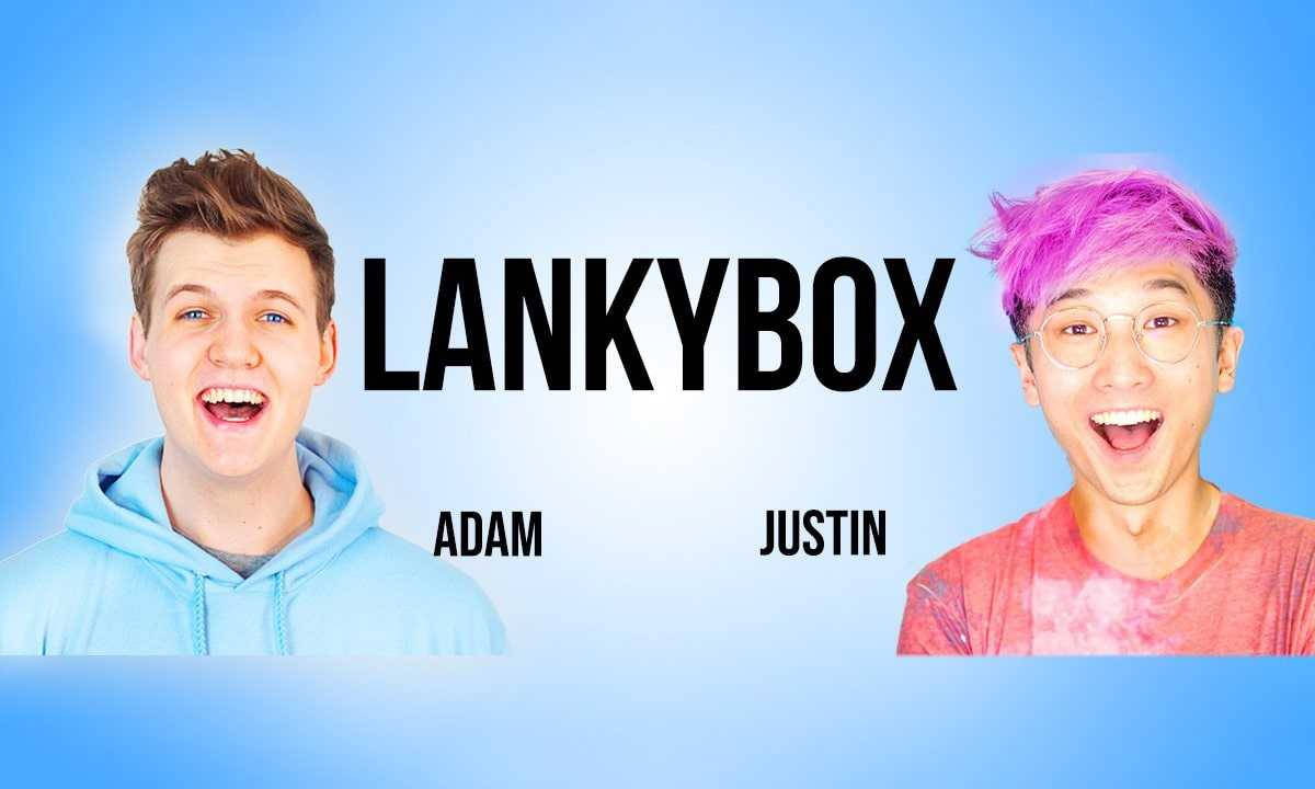 Lankybox 桌布 壁紙 — 兩位笑容滿面、髮色鮮豔的年輕男子，在明亮的藍色漸變背景上以粗體文字愉快地擺姿勢。