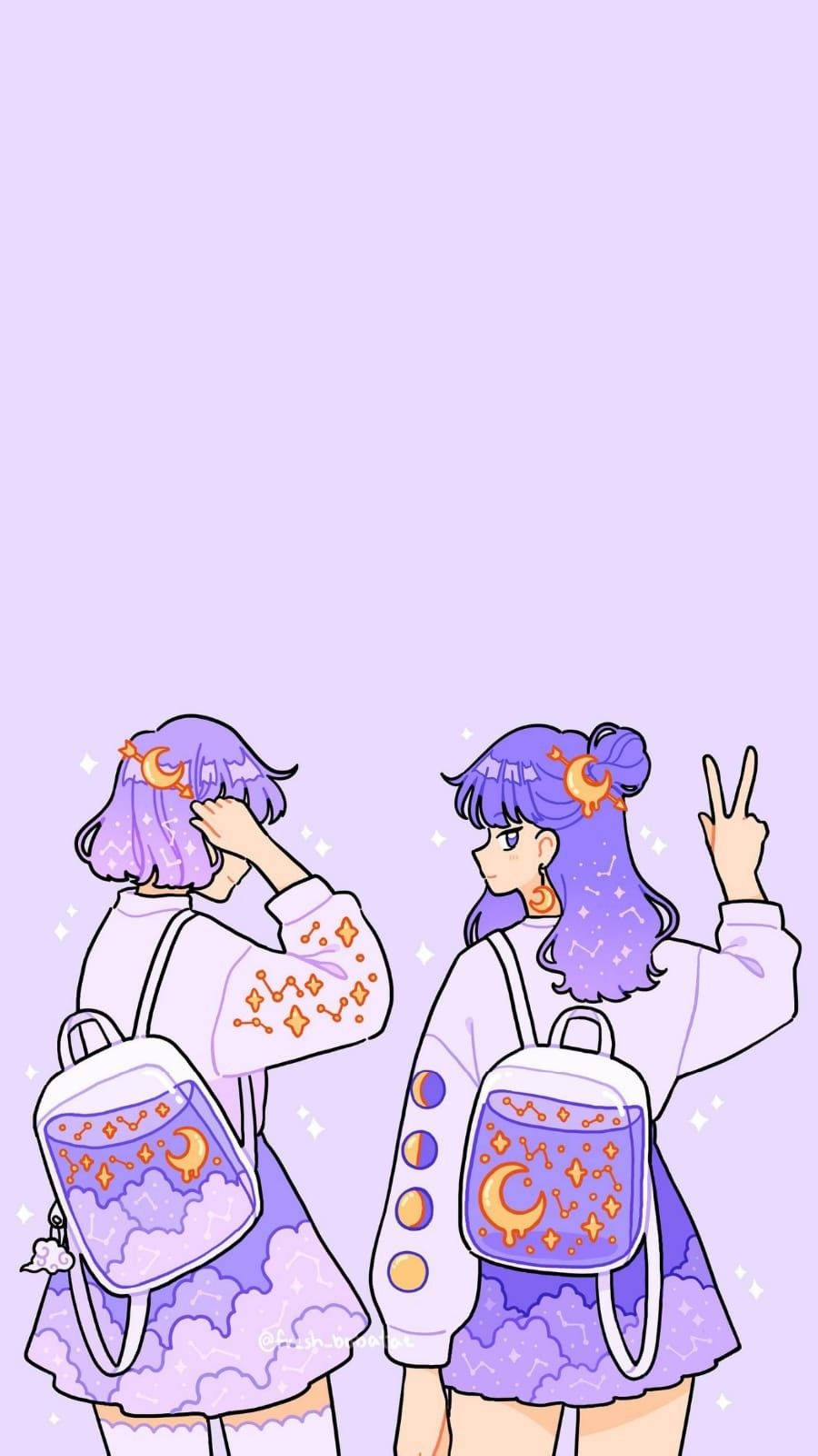 Kawaii Purple 桌布 壁紙 — 兩位紫髮、背著月亮主題背包的動漫女孩，在柔和的薰衣草背景前開心地擺姿勢。