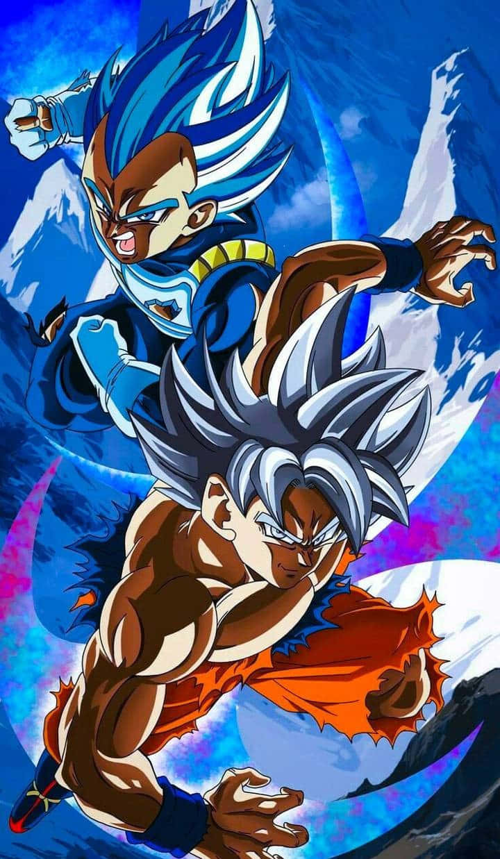 Vegeta Art 桌布 壁紙 — 兩位肌肉發達、頭髮尖刺的動漫戰士，在充滿活力的藍色和紫色山脈背景下動態碰撞。