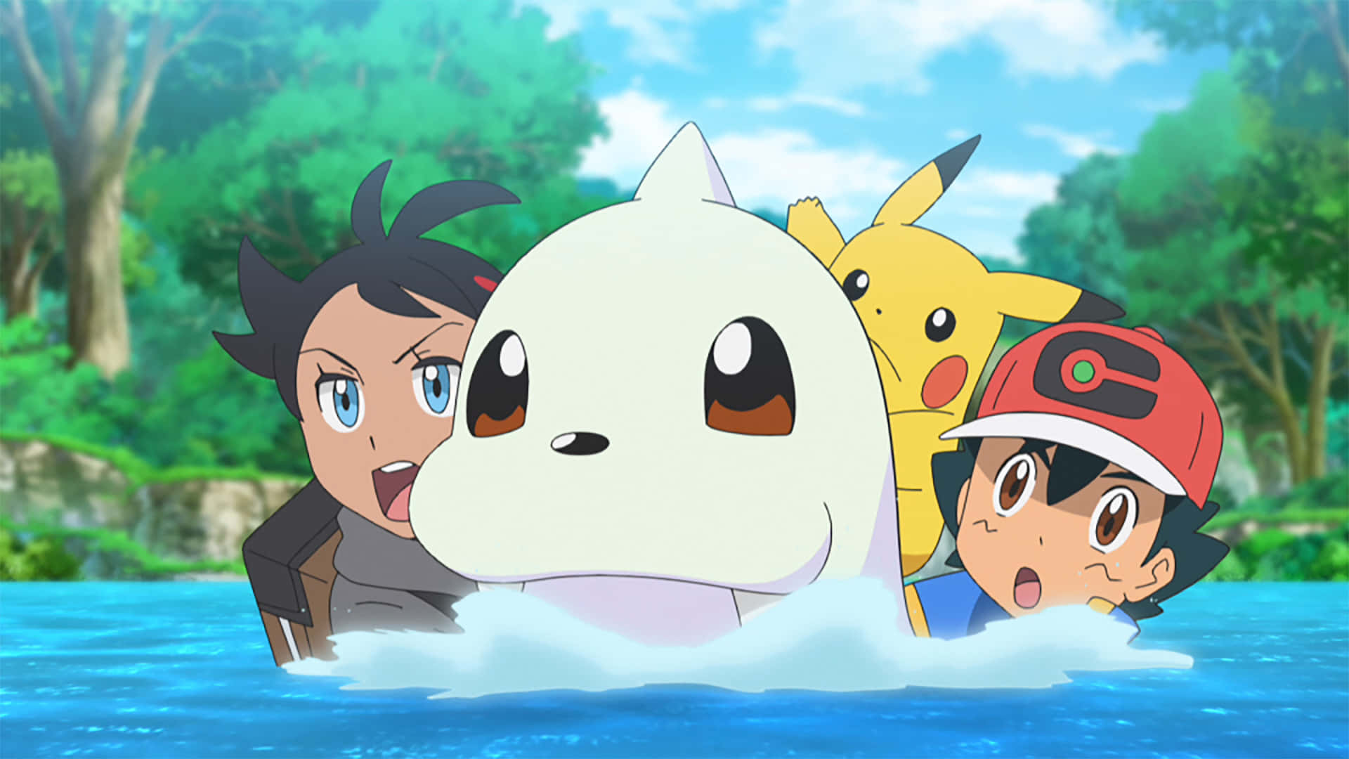 Pokemon Tv Shows 桌布 壁紙 — 兩位訓練家與他們的寶可夢驚喜地從明亮的藍色水中浮現，周圍是茂密的綠樹，天空晴朗。